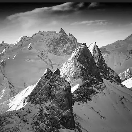 Vue Splendide Montagnes Centre Village Pieds Des Pistes Et Remontees Mecaniques